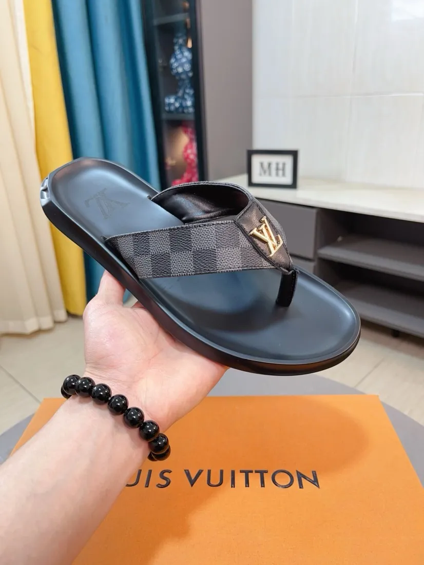 Men's shoes 💰260🌹🌹 (lv-Louis Vuitton) new men's sandals, high-end boutique, exquisite embossed logo decoration on the upper, fine workmanship, super soft soles, casual, loose and comfortable, a must-have in summer! \nsize：38-44
